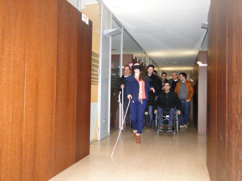 Formação Técnicos Autarquia - Interior da C M de Fafe com bengala branca