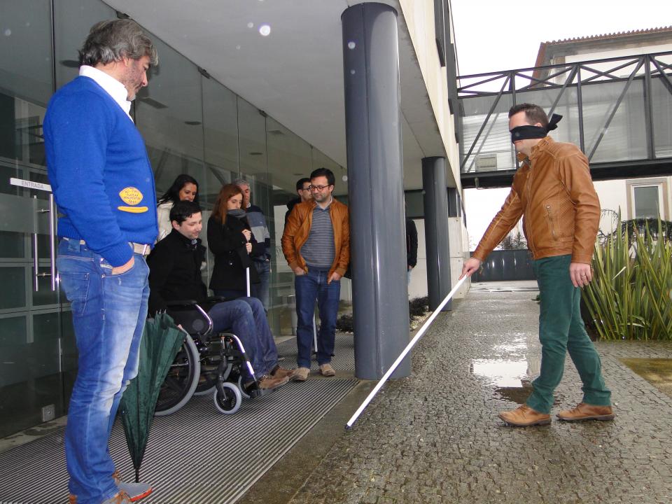 Formação Técnicos Autarquia - Exterior cidade de Fafe com bengala branca e cadeira de rodas
